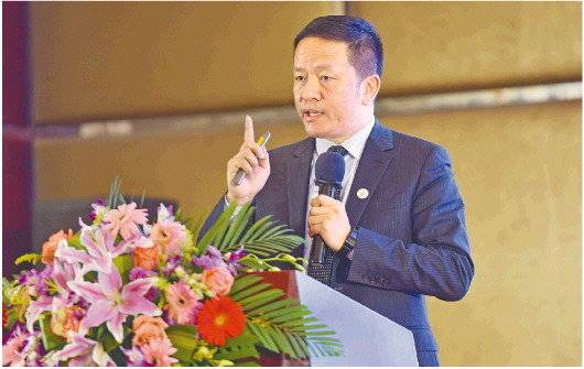图片 高校副教授、餐饮公司董事长、快餐创始人、博士……多重角色在他身上得以兼容。在学校,他是倾囊相授、开着“网红餐厅”的传奇副教授;在商场,他是运筹帷幄、不惧挑战的商人。今年48岁的窦大海,兼职创业的
